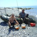 Рыбаки с полными вёдрами рыбы